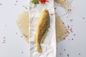 精美餐具装的法式铁板黄花鱼