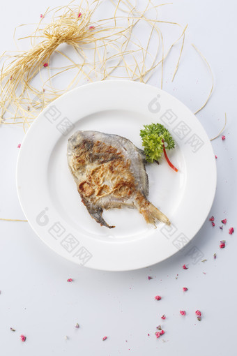 白色瓷盘装的法式铁板银鲳鱼