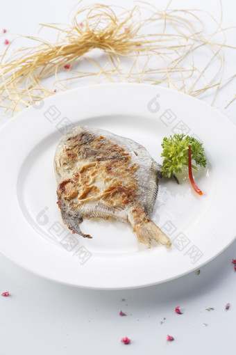 白色瓷盘装的法式铁板银鲳鱼