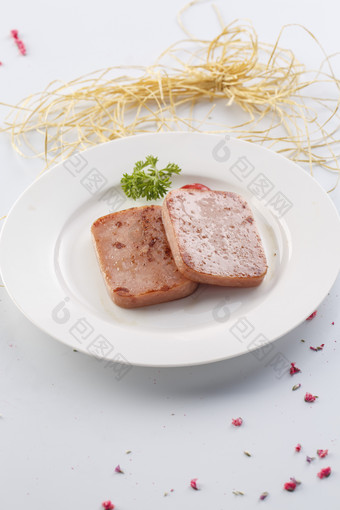 精美餐具装的铁板香煎椒盐午餐肉