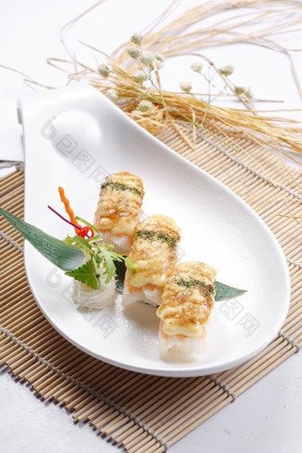 芝士焗鲜虾手握寿司摆放在寿司帘上