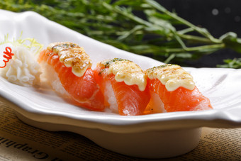 芝士焗三文鱼手握寿司摆放在英文包装纸上