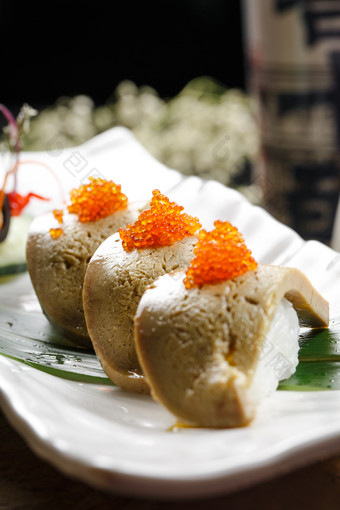 长方形瓷盘装的蟹子火灸鹅肝寿司