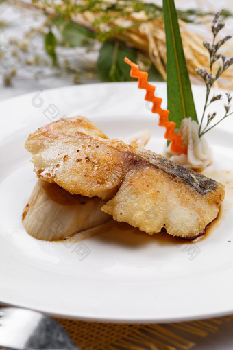 白色圆盘装的俄罗斯深海龙鳕鱼摆放在草垫上