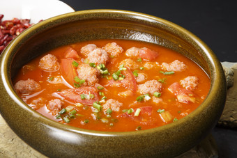 番茄汤底汆牛肉丸子
