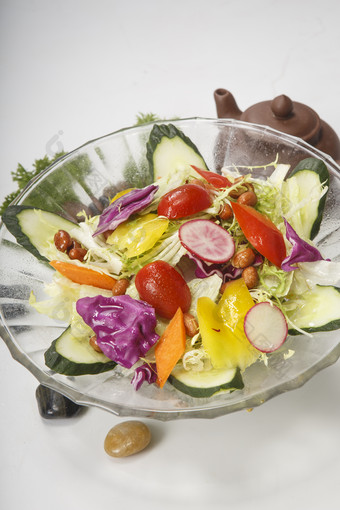 透明玻璃碗装的时蔬大拌菜