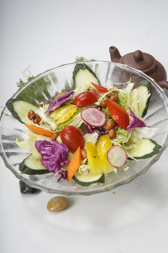透明玻璃碗装的时蔬大拌菜