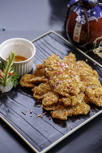 黑石盘装的椒麻酥炸<strong>里脊</strong>肉