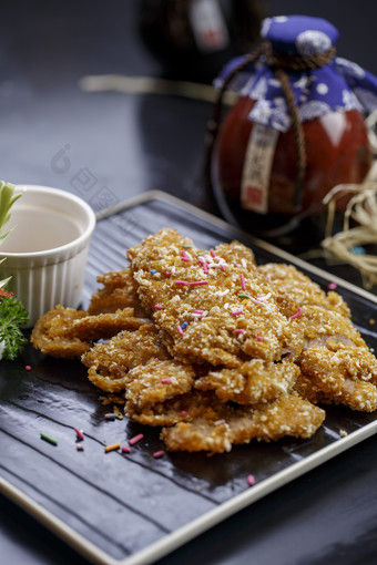 黑石盘装的椒麻酥炸<strong>里脊</strong>肉