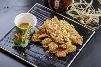 黑石盘装的椒麻酥炸<strong>里脊</strong>肉