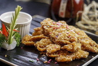 黑石盘装的椒麻酥炸<strong>里脊</strong>肉