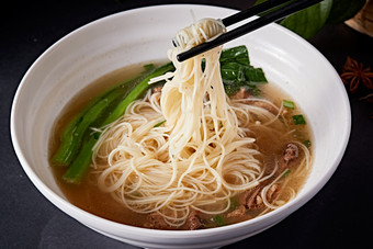 港式茶餐牛肉清汤<strong>米粉</strong>