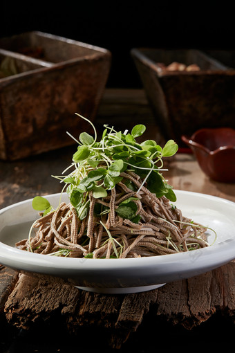 香椿苗凉拌烟熏黑豆腐丝