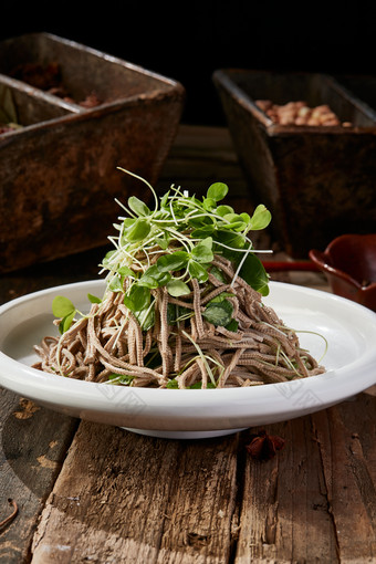 香椿苗凉拌烟熏黑豆腐丝