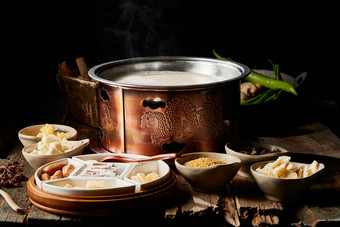 传统铜锅餐具装的蒙族炒米炖<strong>奶茶</strong>