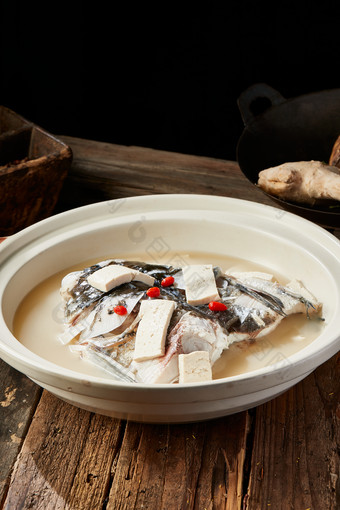 浓香野生鲢鱼头豆腐汤