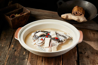 浓香野生鲢鱼头豆腐汤