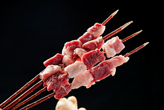 生鲜羊肉穿制的新疆红柳枝羊肉串