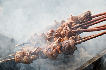 满是烟火气的烤炉上的鲜羊肉新疆红柳大串