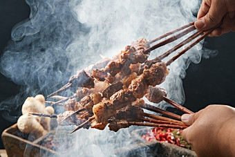 满是烟火气的烤炉上的鲜羊肉新疆红柳大串