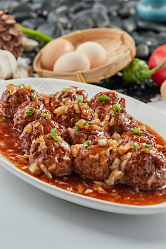 葱香浇汁<strong>红烧牛肉</strong>丸