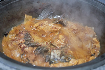 农家铁锅炖鱼贴饼子