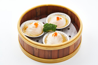 白色背景下精美竹笼屉装的港式茶餐蒸虾饺