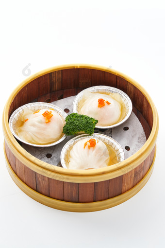 白色背景下精美竹笼屉装的港式茶餐蒸虾饺