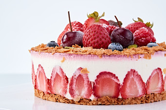 鲜水果点缀的鲜奶<strong>慕斯草莓</strong>烤坚果生日蛋糕