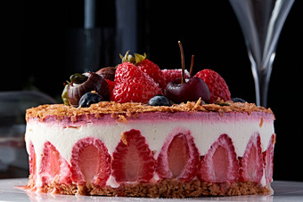 鲜水果点缀的鲜奶<strong>慕斯草莓</strong>烤坚果生日蛋糕