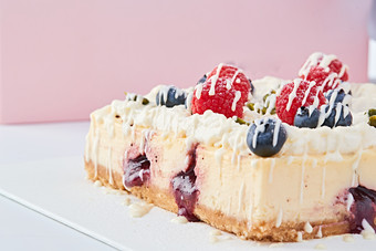 蓝莓树莓鲜奶<strong>慕斯</strong>蛋糕