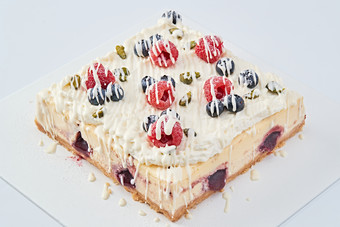 蓝莓树莓鲜奶<strong>慕斯</strong>蛋糕