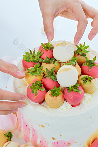 鲜草莓<strong>马卡龙</strong>法式多层奶夹心油蛋糕