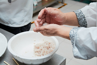 人与食物紧张忙碌的中餐厨房