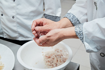 人与食物紧张忙碌的中餐厨房