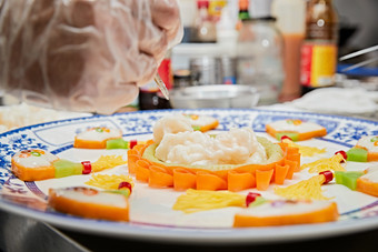 人与食物紧张忙碌的中餐厨房