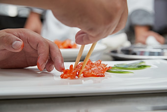 人与食物紧张忙碌的中餐厨房