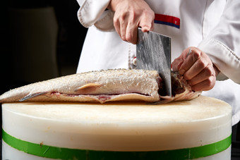 白色砧板上厨师用精湛的刀工展示生<strong>鱼</strong>片及鲜<strong>鱼料</strong>理切割分切的刀工
