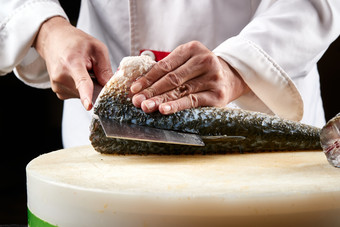 白色砧板上厨师用精湛的刀工展示<strong>生鱼</strong>片及鲜<strong>鱼</strong>料理切割分切的刀工