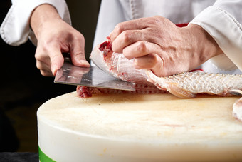 白色砧板<strong>上</strong>厨师用精湛的刀工展示<strong>生鱼</strong>片及鲜鱼料理切割分切的刀工