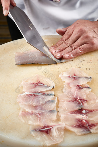 白色砧板<strong>上</strong>厨师用精湛的刀工展示<strong>生鱼</strong>片及鲜鱼料理切割分切的刀工
