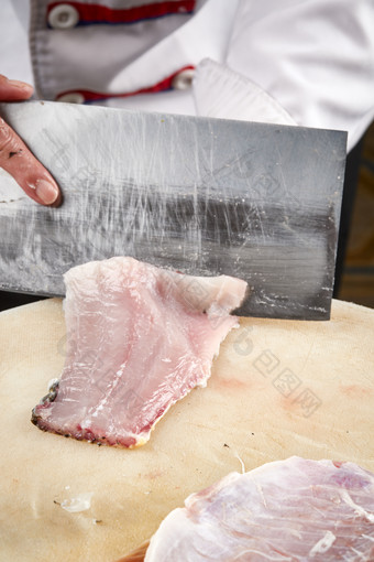 白色砧板上厨师用精湛的刀工<strong>展示</strong>生鱼片及鲜鱼料理<strong>切割</strong>分切的刀工