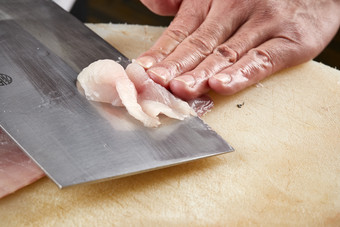 白色砧板上厨师用精湛的刀工展示<strong>生鱼</strong>片及鲜<strong>鱼</strong>料理切割分切的刀工