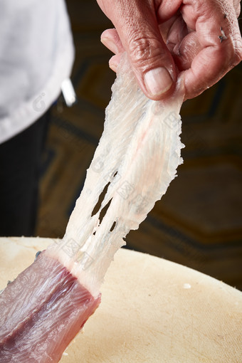白色砧板上厨师用精湛的<strong>刀工</strong>展示生鱼片及鲜鱼料理切割分切的<strong>刀工</strong>