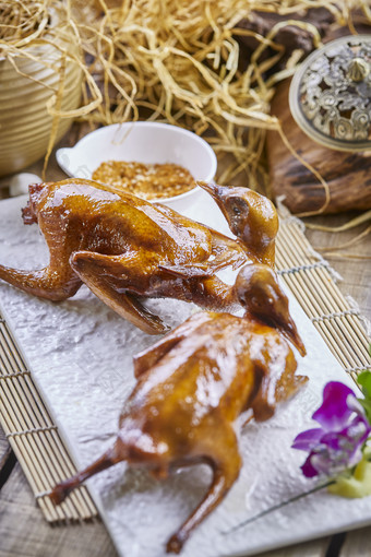 港式香酥脆皮乳鸽