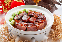 精美餐具装的传统红烧肉