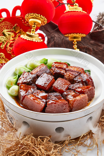 精美餐具装的传统红烧肉
