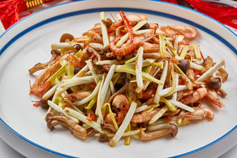 白色瓷餐具装的韭黄海鲜菇炒海米