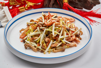 白色瓷餐具装的韭黄海鲜菇炒海米