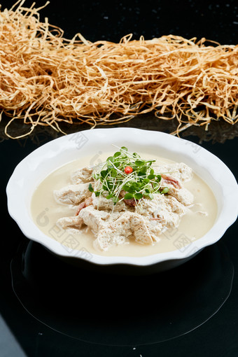 白色瓷餐具装的鲜鸡汤自制豆腐
